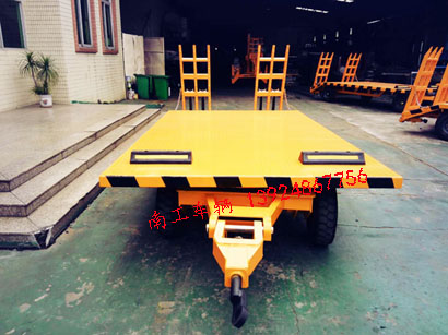 橙色帶爬梯平板拖車I.jpg