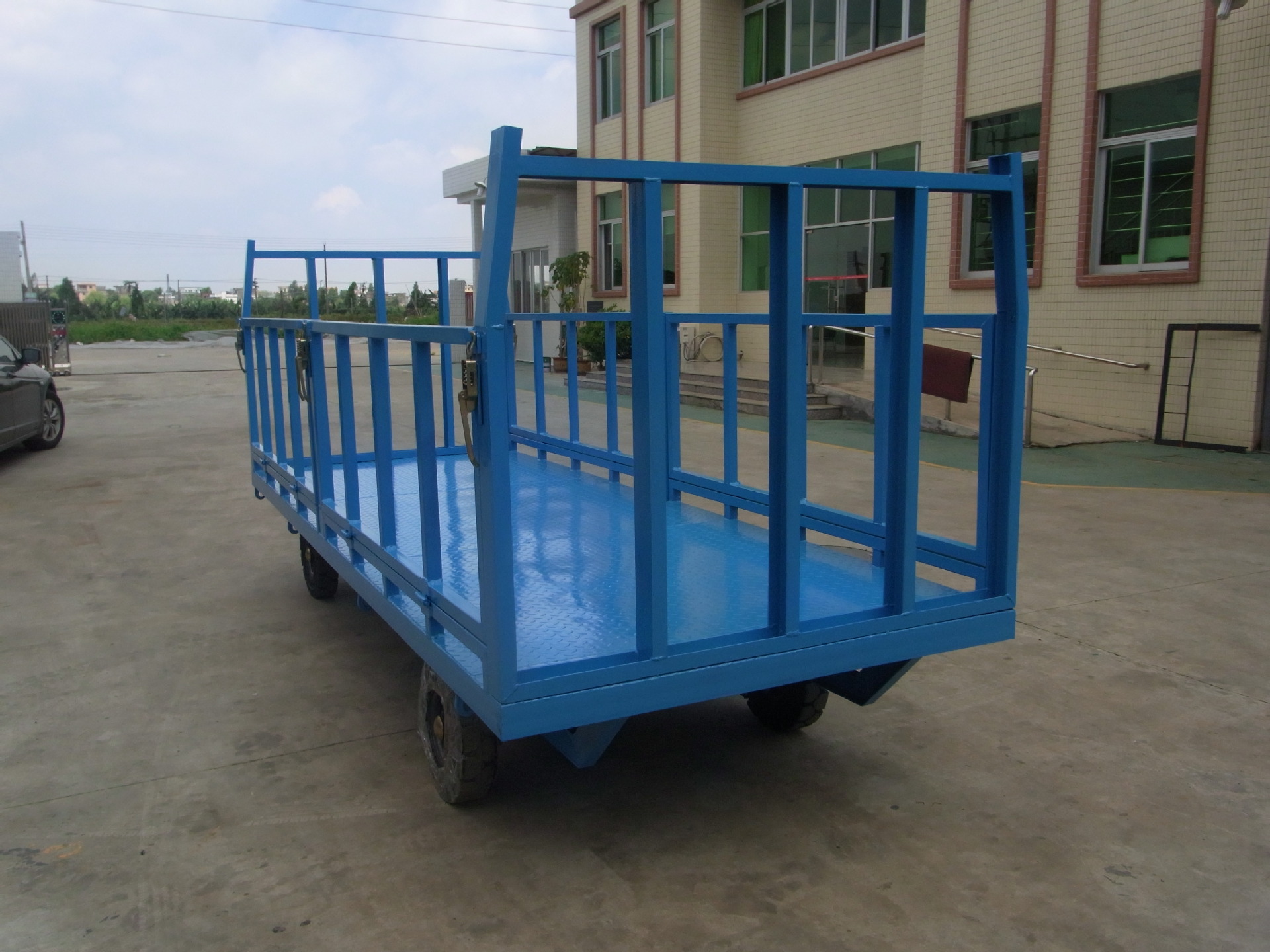 1678084403521666.jpg 3T下翻式護欄平板拖車3.jpg