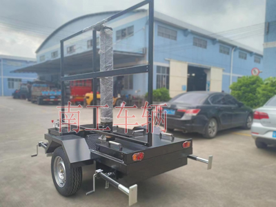 0.5噸簡(jiǎn)易LED廣告拖車帶升降不帶旋轉(zhuǎn)6i.jpg