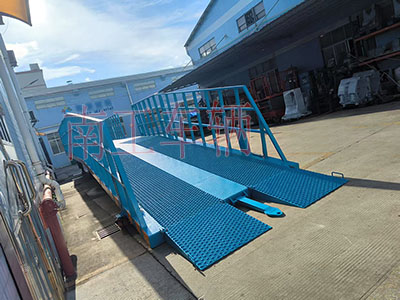 13噸重型移動式登車橋 護(hù)欄加高1I.jpg