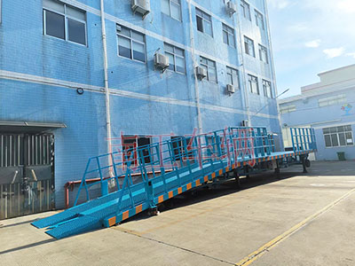 13噸重型移動式登車橋 護(hù)欄加高3I.jpg