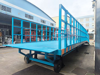 13噸重型移動式登車橋 護(hù)欄加高4I.jpg