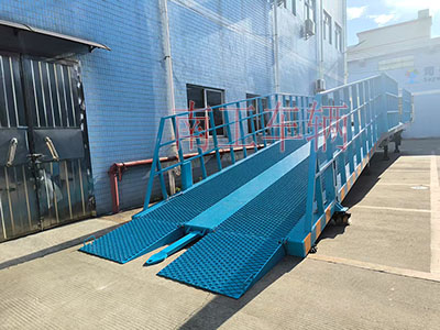 13噸重型移動式登車橋 護(hù)欄加高I.jpg